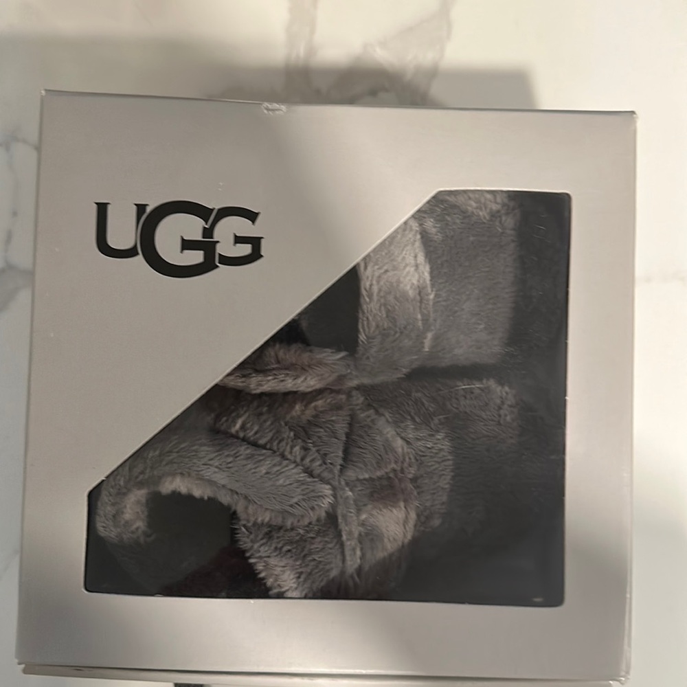 Ugg Bixbee size 4/5 Gray smoke free pet free home